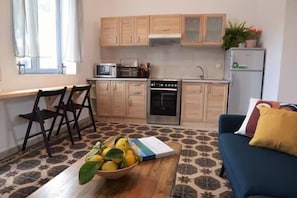 Quarto solteiro luxo | Escrivaninha, espaço de trabalho para notebook, Wi-Fi de cortesia