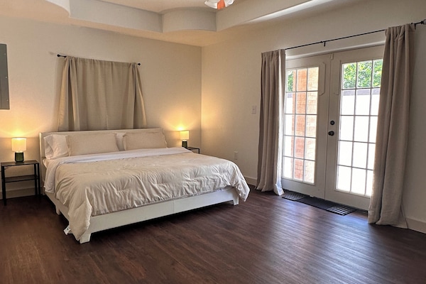 5 bedrooms, iron/ironing board, internet, bed sheets