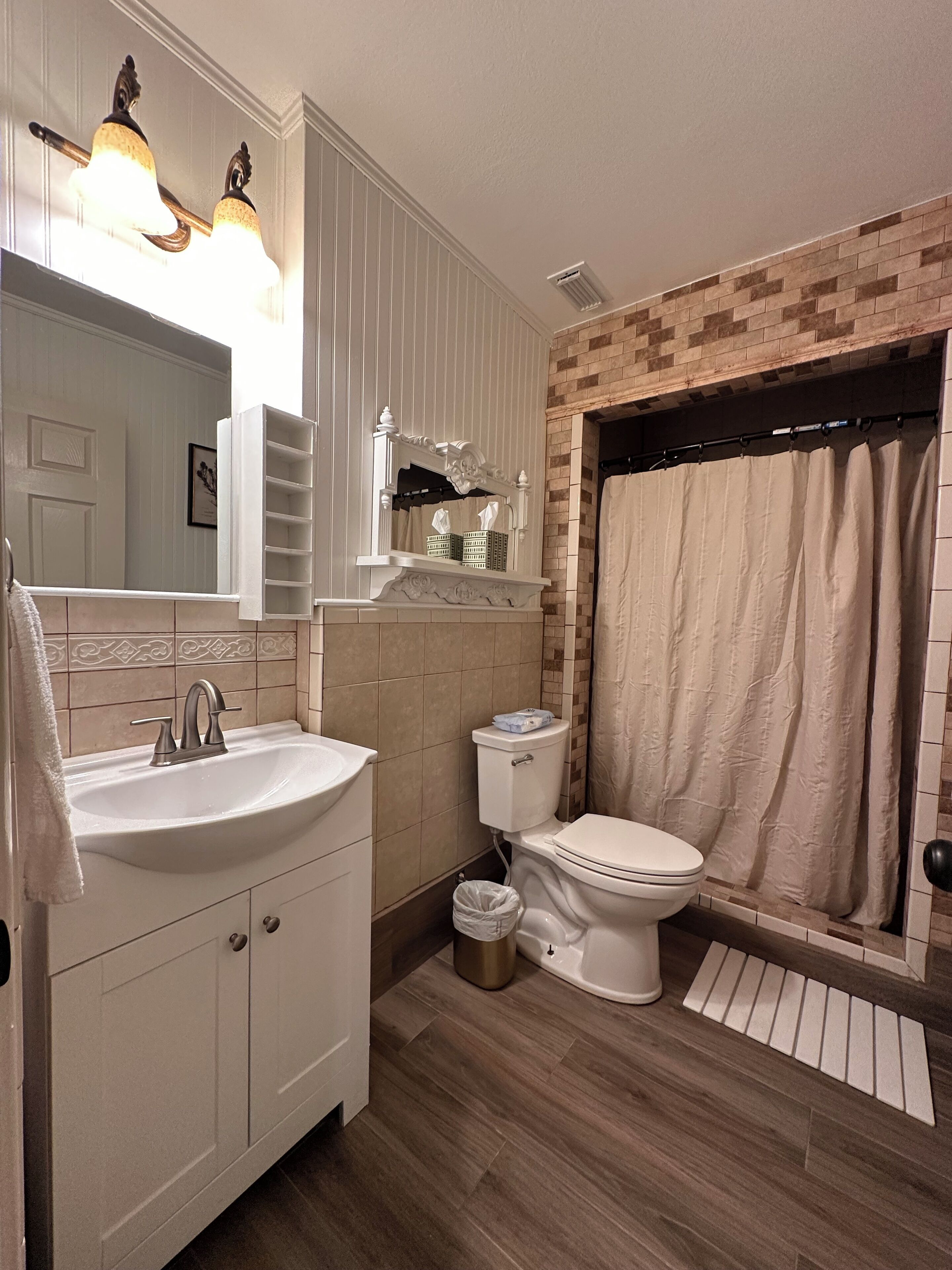 Douche, serviettes fournies, papier toilette