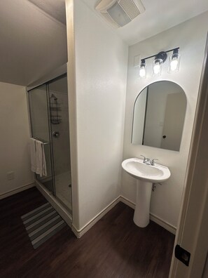 Douche, serviettes fournies, papier toilette