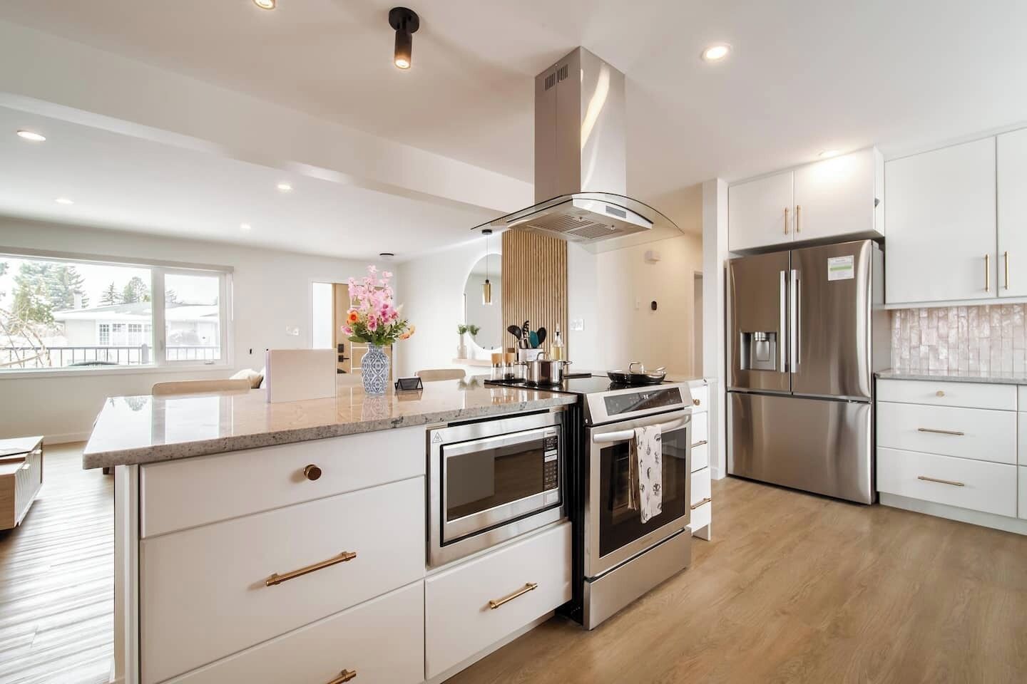 Réfrigérateur, micro-ondes, four, plaque de cuisson