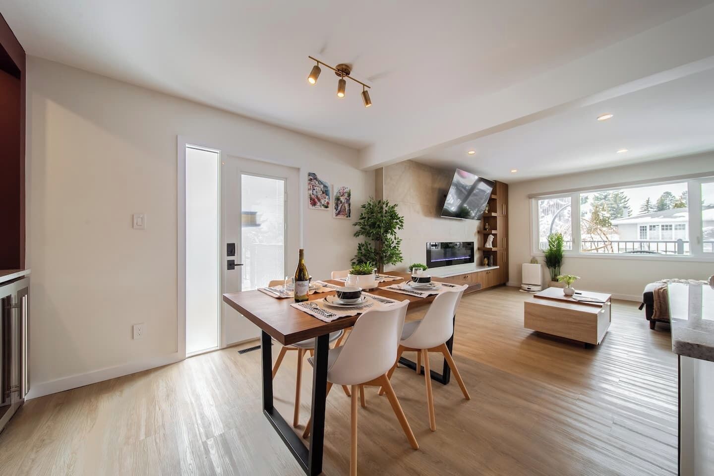 Un appartement moderne comprenant un coin repas, une cuisine et un espace de vie.