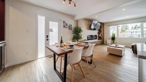 Un apartamento moderno con comedor, cocina y sala de estar.