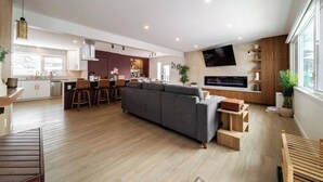 Una cocina moderna con comedor y sala de estar.
