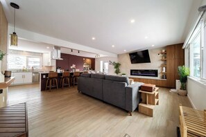 TV connectée, cheminée, jeux vidéo, espaces bureaux