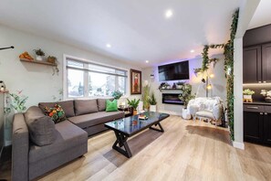 Smart-TV, peis, bøker og kontorer