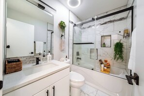 Hair dryer, towels - Relax, recharge, and play. Just 15 mins from Downtown Edmonton (Edmonton)