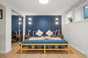 2 Schlafzimmer, Schreibtisch, Bügeleisen/Bügelbrett, Reisekinderbett