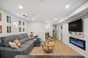 Smart-TV, Kamin, Arbeitsbereiche