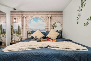 2 bedrooms, desk, iron/ironing board, travel cot - Private theatre, themed rooms, and comfort near Whyte Ave & Downtown (Edmonton)