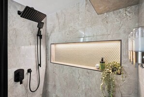 Secador de cabelo, toalhas de banho