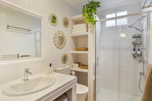 Dusche, Haartrockner, Handtücher
