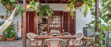 تناول الطعام بالخارج