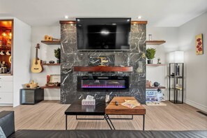 TV, fireplace, video games, offices - Pac-Man fun, pet-friendly comfort, and cozy vibes near Downtown Edmonton (Edmonton)