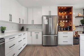 Frigorifero, microonde, forno, piano cottura