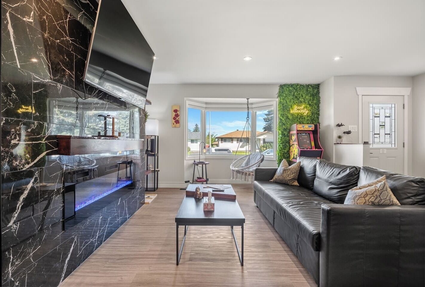 Tv, pejs, videospil, kontorer