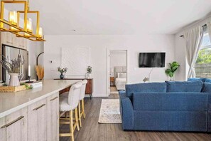 Smart TV, books, offices - Walk to cafes, Safeway, and trails from this stylish Whyte Ave groundfloor suite (Edmonton)