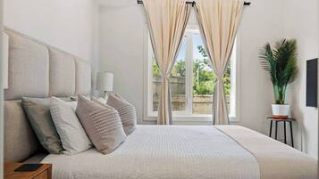 2 室のベッドルーム、デスク、アイロン / アイロン台、旅行用ベビーベッド