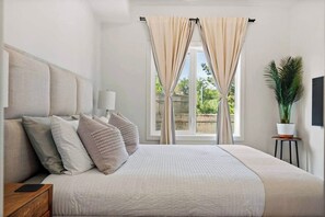 2 bedrooms, desk, iron/ironing board, travel crib - Walk to cafes, Safeway, and trails from this stylish Whyte Ave groundfloor suite (Edmonton)