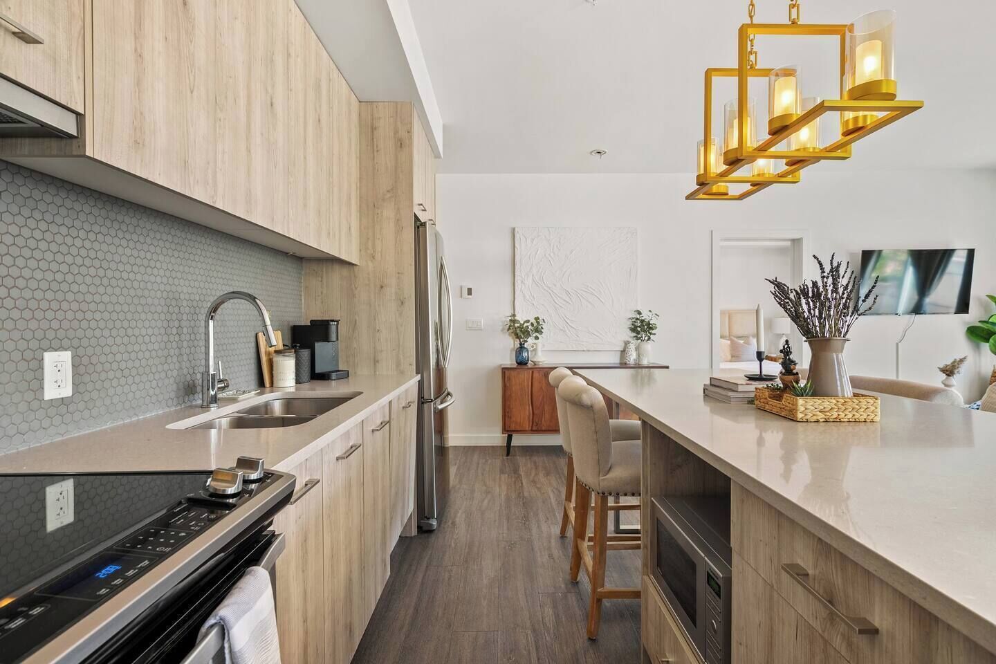 冷蔵庫、電子レンジ、オーブン、コンロ