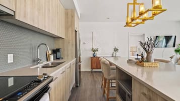 冷蔵庫、電子レンジ、オーブン、コンロ