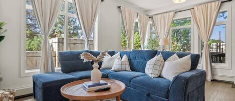 Smart TV, libros y oficina