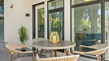 屋外ダイニングエリア