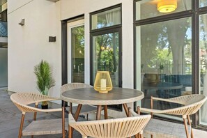 Outdoor dining - Walk to cafes, Safeway, and trails from this stylish Whyte Ave groundfloor suite (Edmonton)