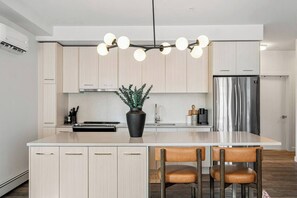 Fridge, microwave, oven, stovetop - Stylish ground-floor suite steps from Whyte Ave, cafes, and river trails (Edmonton)