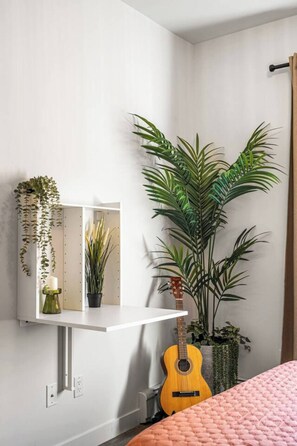 2 habitaciones, escritorio y tabla de planchar con plancha 