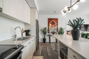 Fridge, microwave, oven, stovetop - Stylish ground-floor suite steps from Whyte Ave, cafes, and river trails (Edmonton)