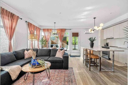 Stylish ground-floor suite steps from Whyte Ave, cafes, and river trails