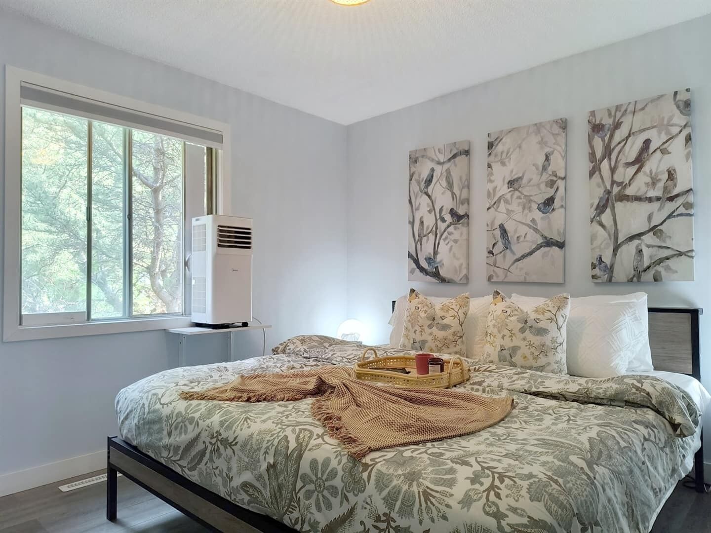 5 bedrooms, desk, iron/ironing board, travel crib