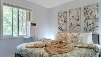 5 bedrooms, desk, iron/ironing board, travel crib