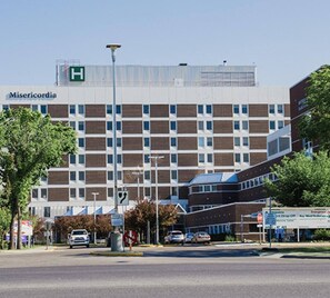 Exterior - Family-friendly comfort near Misericordia Hospital and West Ed Mall (Edmonton)