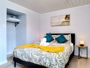 5 chambres, bureau, fer et planche à repasser, lit de bébé portatif