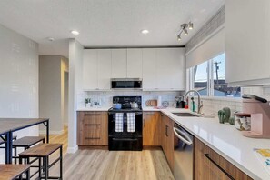 Réfrigérateur, four à micro-ondes, un four, surface de cuisson