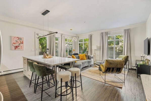 Televisión y oficina 