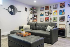 Una televisión, una chimenea, videojuegos, una oficina