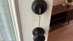 Una puerta con una cerradura de llave y un cerrojo.