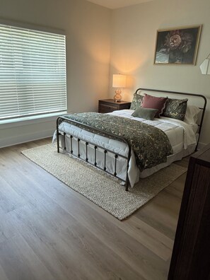 3 bedrooms, iron/ironing board, WiFi, bed sheets