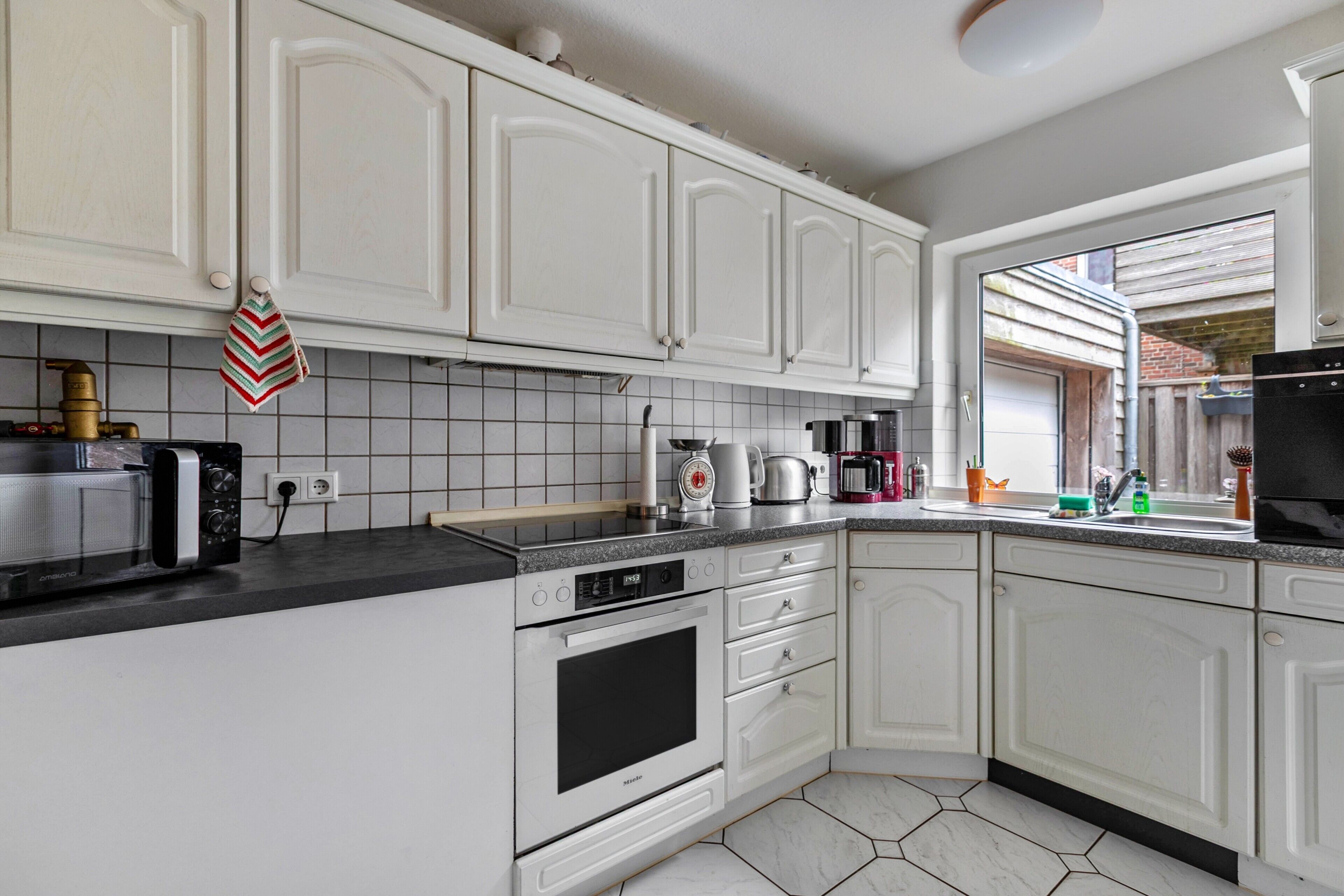 Køleskab, mikrobølgeovn, ovn, kogeplade