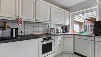 Køleskab, mikrobølgeovn, ovn, kogeplade