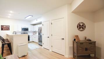 Microondas, horno, placa de cocina y lavavajillas