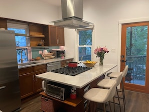 Geladeira, micro-ondas, fogão, cooktop