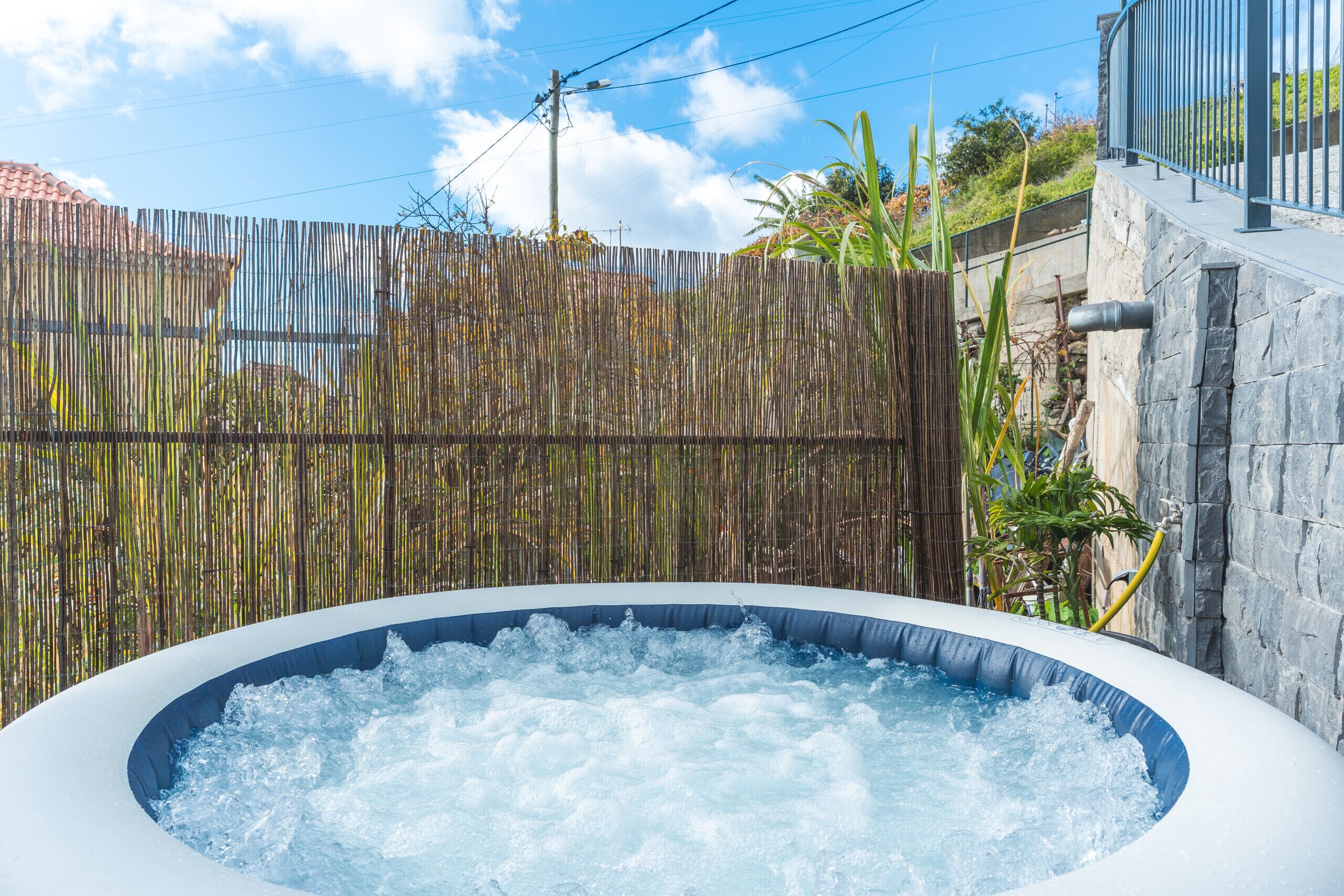 Tina de hidromasaje al aire libre