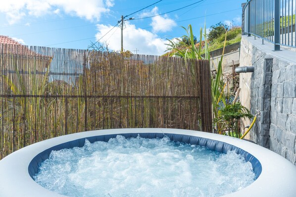 Tina de hidromasaje al aire libre
