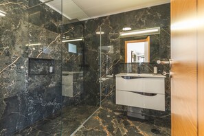 Douche, séchoir à cheveux, serviettes fournies, papier de toilette