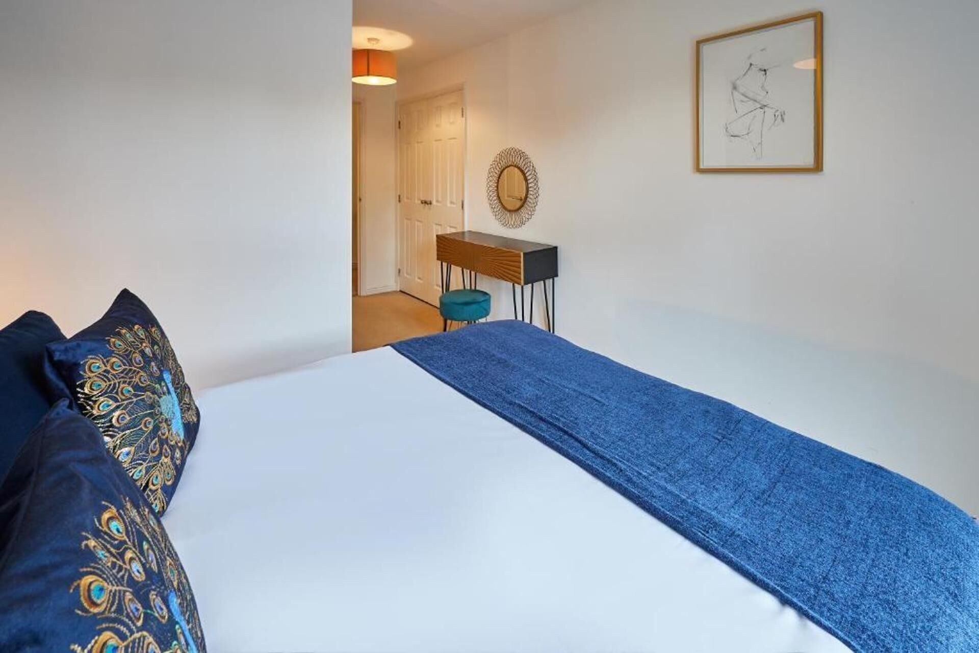 Ein Schlafzimmer mit einem Bett, einem Schreibtisch und einem Stuhl.