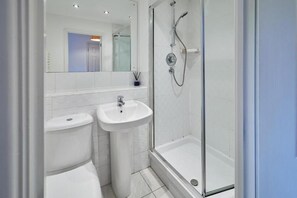 Ducha, secador de pelo, toallas